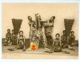 Adegan Raja Patani sedang jatuh cinta kepada dewi Murdaningsih. Dua orang abdi setianya selalu me...