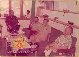 Sri Sultan Hamengku Buwono IX berbincang-bincang bersama dalam rangka kunjungan ke Banda Aceh.