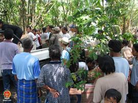 Suasana penyaluran bantuan kepada korban gempa di Dusun Sindhet, Wukirsari, Trimulyo, Bantul.