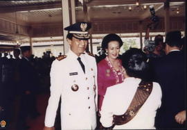 Ny. Syarwan Hamid memberikan selamat kepada Sri Sultan HB X dan GKR Hemas seusai pelantikan Guber...