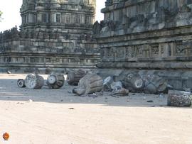 Kerusakan Candi Prambanan akibat gempa bumi berkekuatan 5,9 SR.