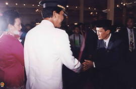 Sri Sultan HB X di dampingi GKR. Hemas sedang bersalaman dengan anggota DPRD DIY setelah acara Pe...