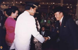 Sri Sultan HB X didampingi GKR. Hemas sedang bersalaman dengan Gubernur Jateng Bapak Mardiyanto s...