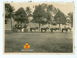 Kereta Kencana yang bernama Kyai Garuda Yeksa merupakan kendaraan HB VIII. Tampak kereta dengan d...