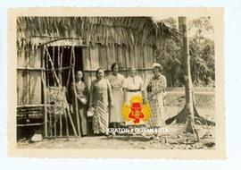 Rumah pengganti di Dusun Trimurja. Tampak BRAy. Dirjakusuma beserta para istri residen berpose be...