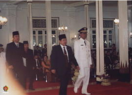 Sri Sultan Hamengku Buwono X dan Menteri Dalam Negeri didampingi Ajudan memasuki ruangan pelantik...