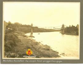 Tampak 2 tiang penyangga bagian tengah jembatan yang sudah terpancang tali pengikat besi bantalan...