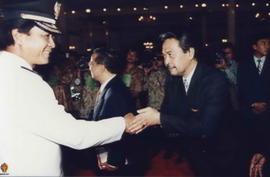 Anggota  DPRD Prop DIY  KPH Gondokusumo sedang memberikan selamat pada Sri Sultan HB X beserta GK...