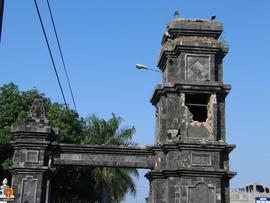 Jalan dan Jembatan Kerusakan gapura batas Propinsi DIY dan Jawa Tengah di depan Candi Prambanan d...