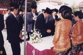 Beberapa anggota DPRD Prop DIY, sedang antri menunggu giliran mengisi daftar hadir (tampak dari b...