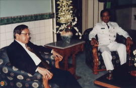 Sri Sultan HB X sedang duduk bersama Ir. Akbar Tanjung (Mensesneg) sebelum acara pengambilan sump...
