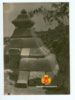 Salah satu bagian dari candi Ratu Boko untuk Upacara Penobatan.