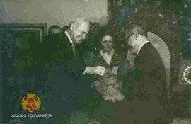 Wakil Presiden Yugoslavia Stevan Doronjski menyerahkan kenang-kenangan kepada Wakil Presiden RI S...