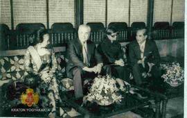 Wakil Presiden Yugoslavia Stevan Doronjski dan Nyonya beramah-tamah dengan Gubernur DKI  Jaya Tjo...