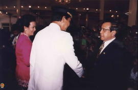 Sri Sultan HB X didampingi GKR. Hemas sedang bersalaman dengan Mensesneg Ir. Akbar Tanjung setela...