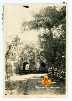 Gedong Krapyak, sebelah selatan Gading
