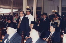 Mensesneg Ir. Akbar Tanjung dan Sri Sri Sultan HB X diikuti Kol. Subagyo Ketua DPRD Prop. DIY, se...