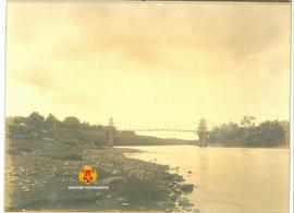 Tampak 2 tiang jembatan bagian tengah yang mengikat tali pancang pengikat besi bantalan sungai ya...