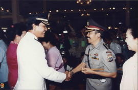 Kapolda DIY Kol. Drs. Banisiswono sedang memberikan ucapan selamat kepada Sri Sultan Hamengku Buw...