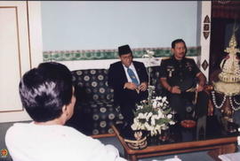 Sri Sultan HB X (tampak dari belakang), Mendagri Syarwan Hamid dan Mayjen Tyasno Sudarto sedang b...