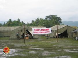 Bangunan tenda milik Korp Marinir Indonesia untuk penanggulangan bencana gempa bumi yang didirika...
