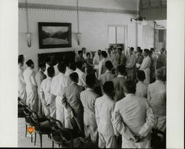 Tampak Presiden Soekarno menerima kenang