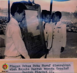 Sri Sultan Hamengku Buwono IX selaku kepala daerah akan menyerahkan Piagam Bebas Buta Huruf kepad...
