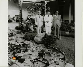 Presiden Soekarno dan Gubernur Militer Aceh J.Daud Beuruweh sedang foto bersama.