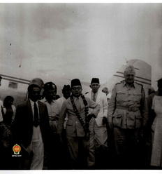 Wakil Presiden RI Muh. Hatta menerima sambutan hangat dari para pejabat di Padang.