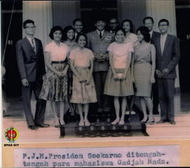 PJM. Presiden Soekarno di tengah-tengah mahasiswa Universitas Gajah Mada Yogyakarta.