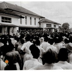 Para rakyat Palembang dengan tertib berjajar di depan sebuah gedung menyambut kedatangan Bung Hatta.
