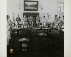 Presiden Soekarno di antara Anggota KNIP sedang duduk dan berbincang-bincang dengan para Anggota ...