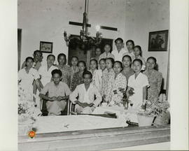 Menteri Natsir foto bersama dengan para Pegawai dan Perawat Rumah Sakit Petronella (RSP) saat ber...