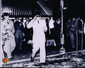 Presiden Soekarno meninggalkan Siti Hinggil setelah selesai upacara pemberian penghargaan Bintang...