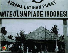 Persiapan Upacara KORI di depan Asrama Latihan Pusat Komik Olympiade Indonesia.