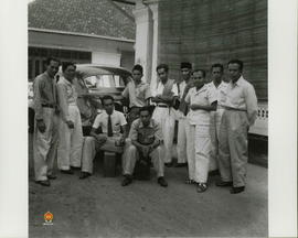 Rekan-rekan Soedarso sedang berpose di depan gedung.