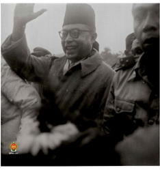 Bung Hatta menyambut sapaan rakyat Medan.