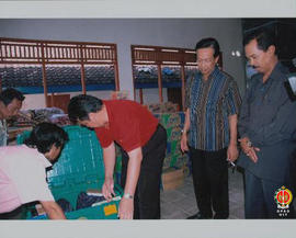 Gubernur Provinsi DIY Sri Sultan HB IX menyaksikan petugas membuka kotak bantuan  saat melakukan ...