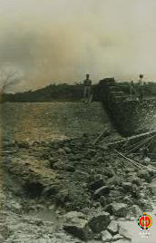 Proyek Inpres 3/1973 Bendungan Kedung-Gopeng. Pembuatan Bendungan Kedung Gopeng dalam kondisi 50 ...