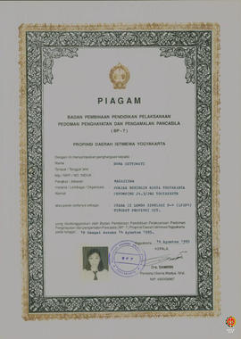 Piagam penghargaan dari BP-7 DIY diberikan kepada Dona Setyawati, dkk sebanyak 16 orang atas part...