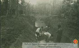 B. K. 0 2a. Gorong-gorong Pemberi dalam pelaksanaan. Para pekerja sedang mengeruk tanah dalam ran...