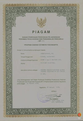 Piagam penghargaan dari Kepala BP-7 DIY diberikan kepada peserta Dialog/Sarasehan Alumni I Pesert...