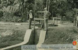 B. K. 0 1. Bangunan Peninggi Air (kondisi 100%). Para pekerja proyek saat berada di atas bangunan...
