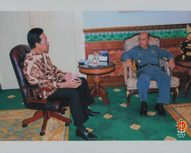 Gubernur Provinsi DIY Sri Sultan HB X sedang berbincang-bincang dengan Wakil Gubernur Sumatra Sel...