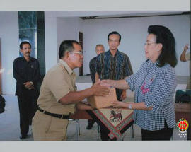 GKR Hemas menyerahkan bantuan secara simbolik saat Kunjungan Pasca Gempa Bumi dan disaksikan oleh...