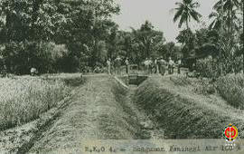 B. K. 0 4. Bangunan Peninggi Air kondisi 100%. Tampak bangunan peninggi air dari kejauhan.