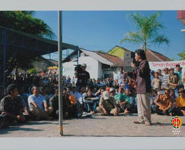 Warga masyarakat antusias mengikuti Musyawarah Rakyat Bantul, tampak spanduk Taman Belajar anak.