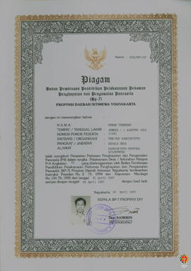 Piagam penghargaan dari BP7 DIY ditujukan kepada peserta penataran Pedoman Penghayatan Dan Pengal...