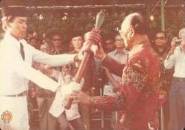 Wakil Gubernur DIY sedang menerima obor dalam memperingati Empat Windu Jogja Kembali