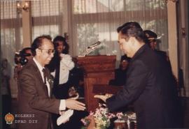 Wakil Presiden RI Tri Sutrisno hendak memberikan cinderamata pada Prof. Yahya Muhaimin, Dosen UGM